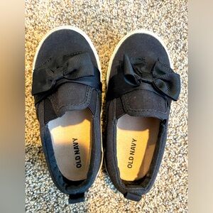 Old navy girls black canvas slip ons with adorable bow - size 7C